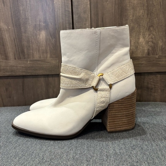 Vionic Women's 9 Vienna Carnelia Ankle Bootie Supportive Water Repellent White - Picture 1 of 13